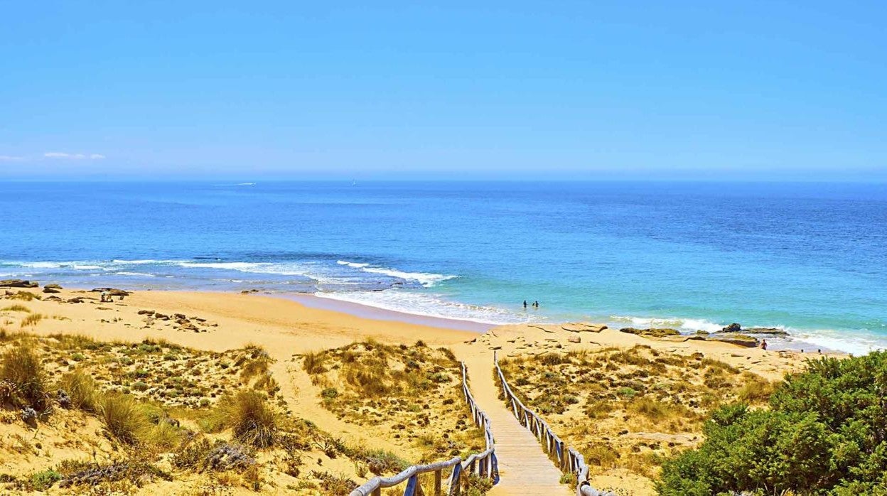 Las aguas de baño de las playas de Cádiz se mantienen con niveles de calidad adecuados