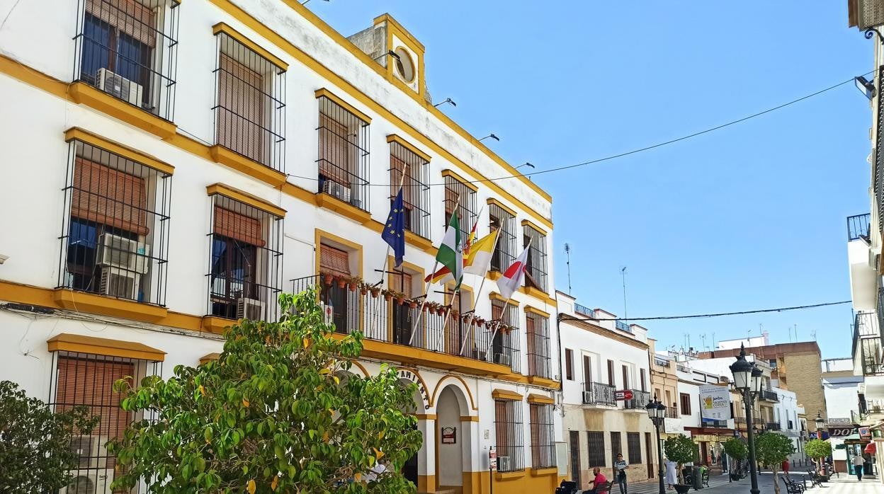 Fachada principal del Ayuntamiento de Coria del Río