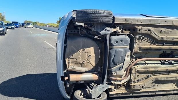 Cuatro heridos tras volcar un coche entre Chipiona y El Puerto