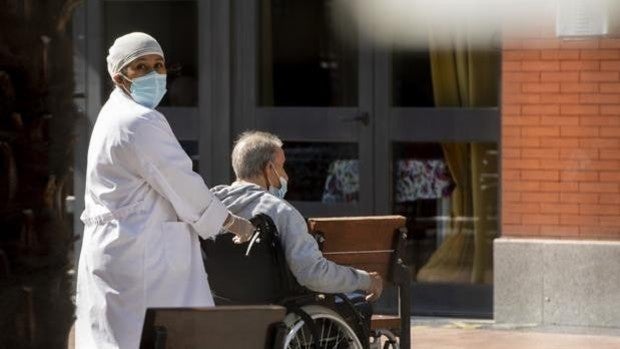 Fallecen tres ancianos tras dar positivo en el brote de Covid registrado en el geriátrico de Écija