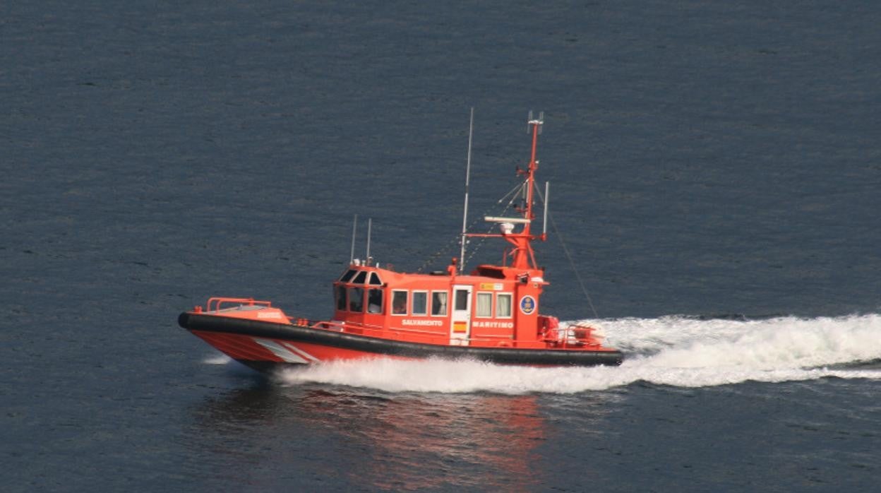 Trasladan al puerto de Algeciras a nueve personas rescatadas de una patera