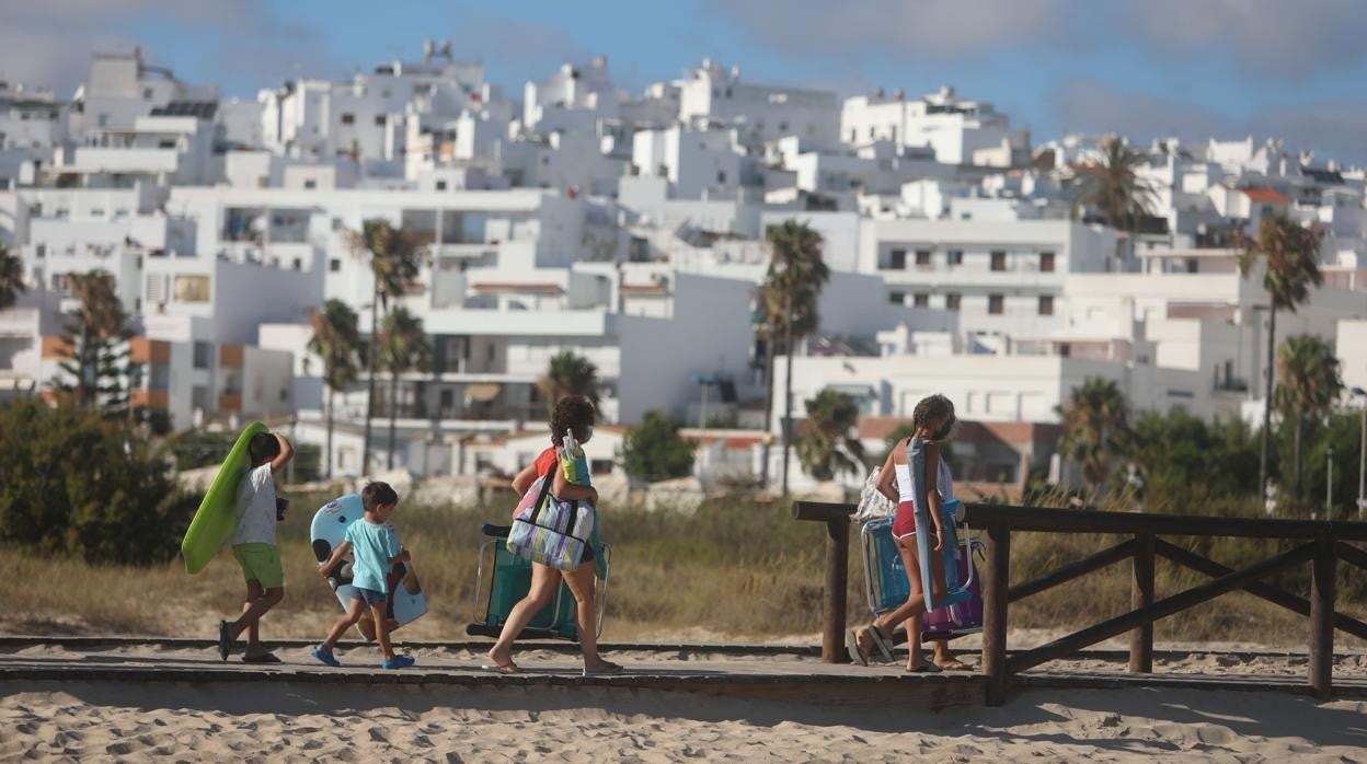 Conil pasa de 23.000 a casi 80.000 habitantes en las semanas más turísticas de la temporada.