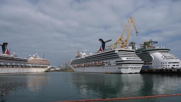 Trasiego de cruceros en el astillero de Cádiz