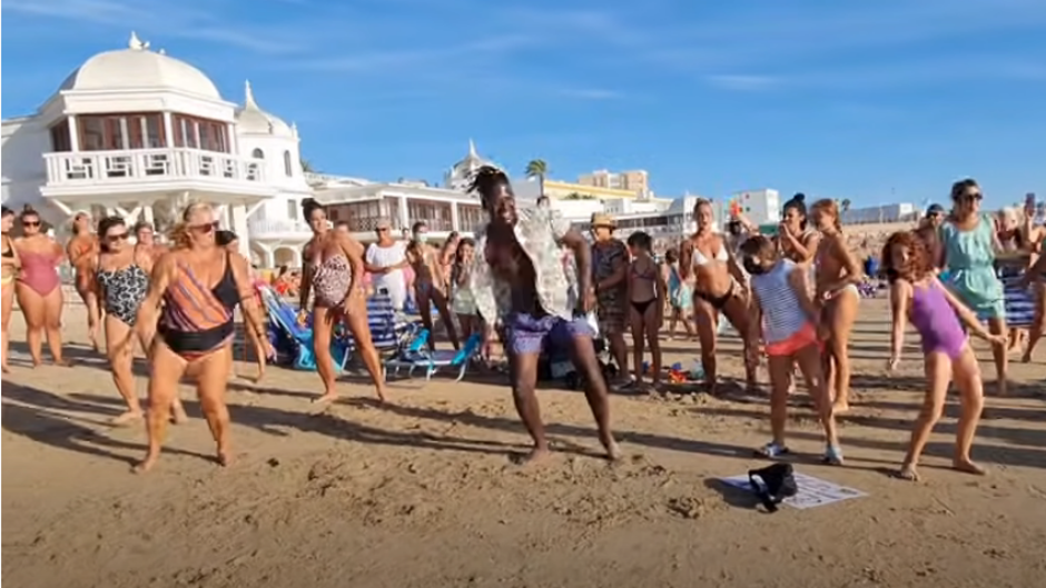 Un bailarín y blogero peruano ofrece bailar salsa en la playa de La Caleta y se enamora de Andalucía