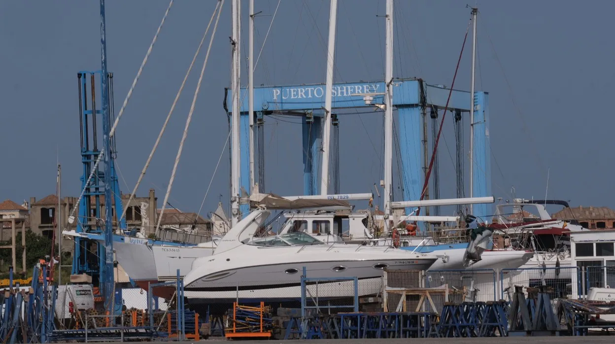 Varias embarcaciones continúan siendo reparadas en Puerto Sherry