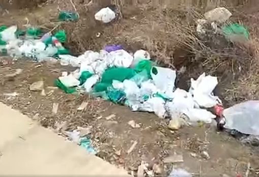 Basura en las inmediaciones a causa del botellón