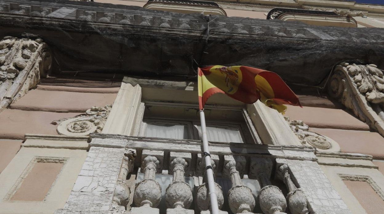 El abandono del edificio del Casino Gaditano es patente,