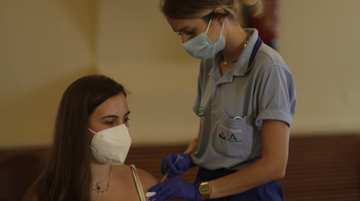 Una joven se vacuna contra el Covid en la provincia de Cádiz.