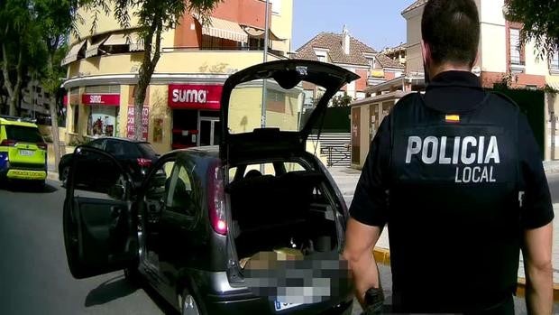 Cuadruplica la tasa de alcohol, derrapa en una rotonda y acaba chocando con un coche estacionado