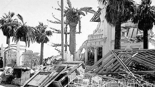 Ofrenda floral en el monumento a las víctimas de la explosión de Cádiz de 1947