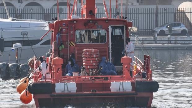 Rescatadas 24 personas que navegaban en tres pateras por aguas del Estrecho