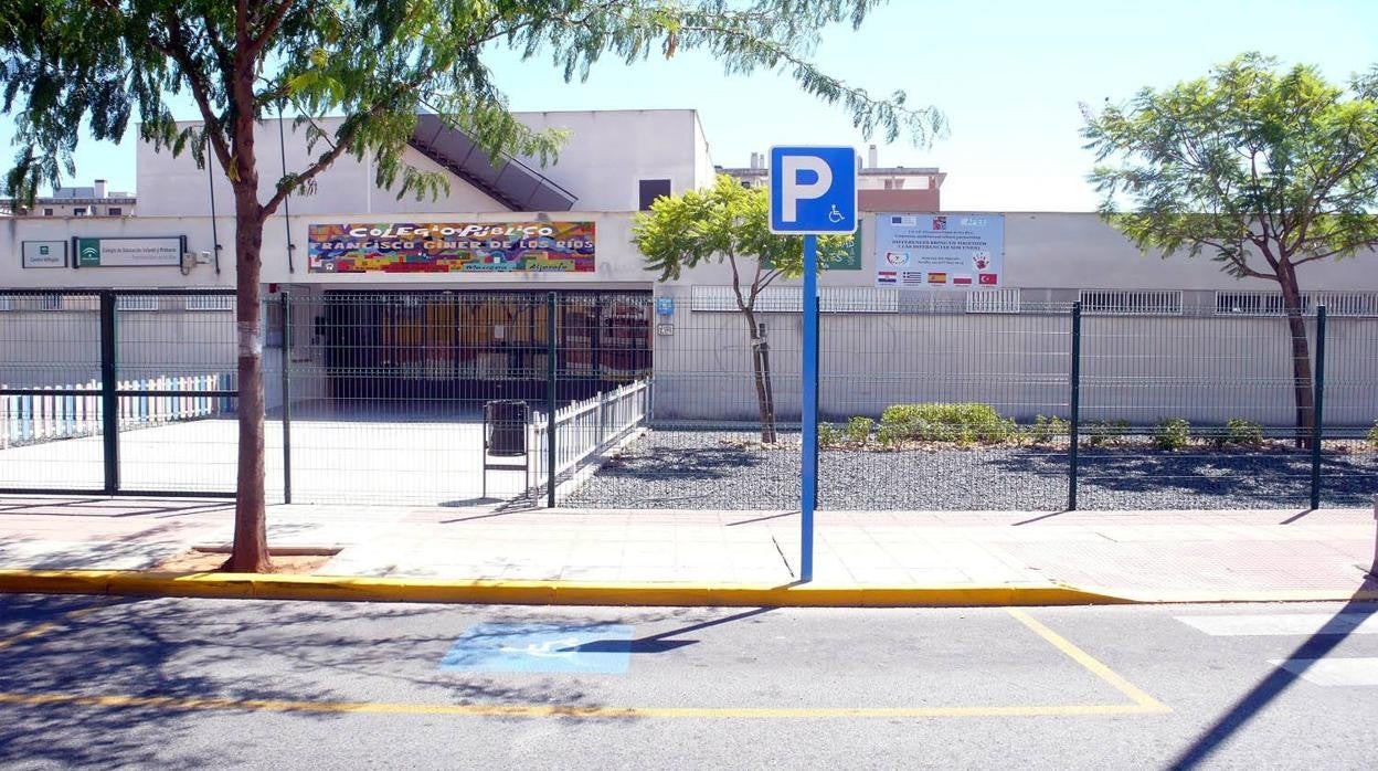 Entrada principal al colegio Giner de los Ríos de Mairena del Aljarafe