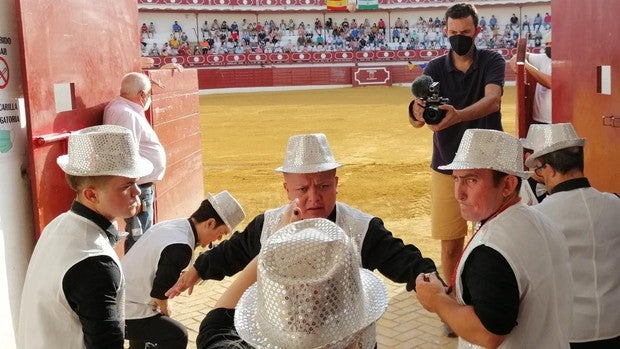 Celebrado en Constantina el primer espectáculo cómico taurino tras la polémica