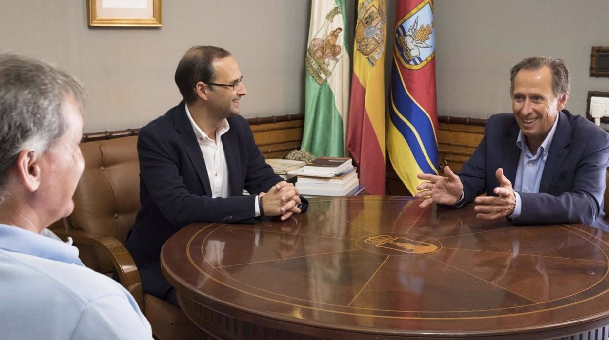 El alcalde de Sanlúcar, Víctor Mora, reunido con el alcalde de Chiclana.