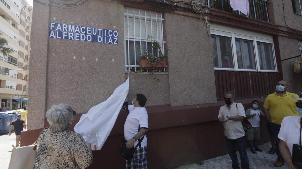 Los vecinos colocaron un rótulo en la actual calle Pleamar hace un mes y a nadie la ha retirado desde entonces.