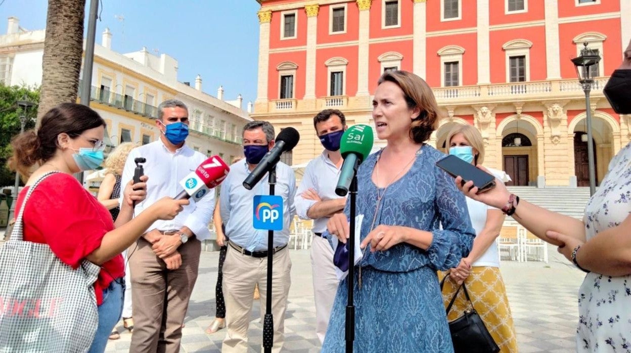 Cuca Gamarra, portavoz parlamentaria del PP, en su visita a la provincia de Cádiz.