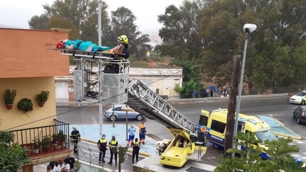 Herida una mujer al caer del segundo piso tras derrumbarse el suelo de una vivienda en Algeciras