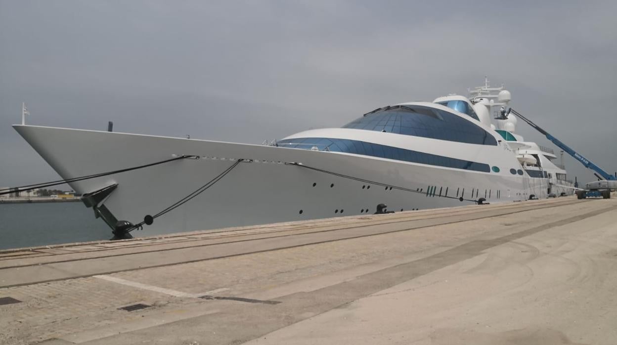 El yate 'Yas', en el puerto de Cádiz.