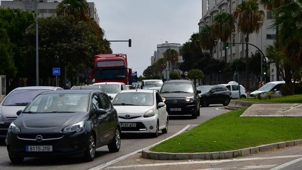 Atascos en varias calles de Cádiz y caos circulatorio en una jornada desesperante