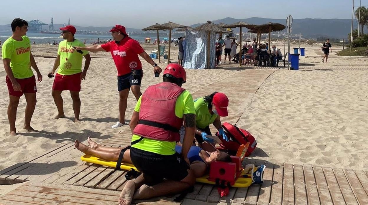 Los servicios de emergencia de Los Barrios se ponen a prueba con un simulacro de rescate de un nadador fatigado