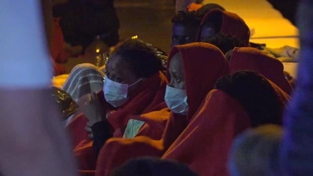 Rescatadas 65 personas de tres pateras que navegaban rumbo a la costa de Cádiz