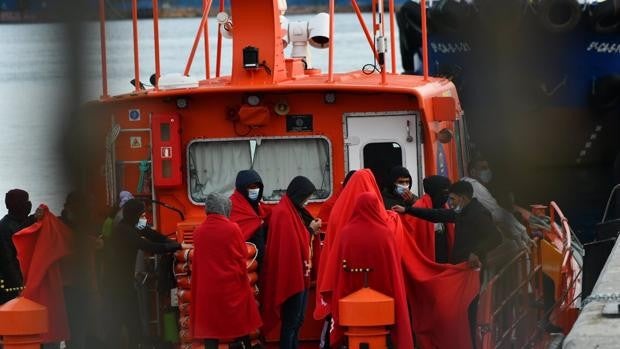 Rescatadas nueve personas que navegaban en dos pateras rumbo a la costa de Tarifa