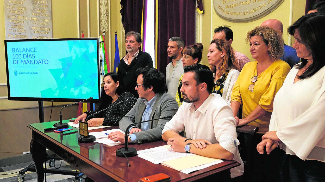 Kichi y su equipo de concejales, durante el balance de los primeros cien días de gobierno del presente mandato.