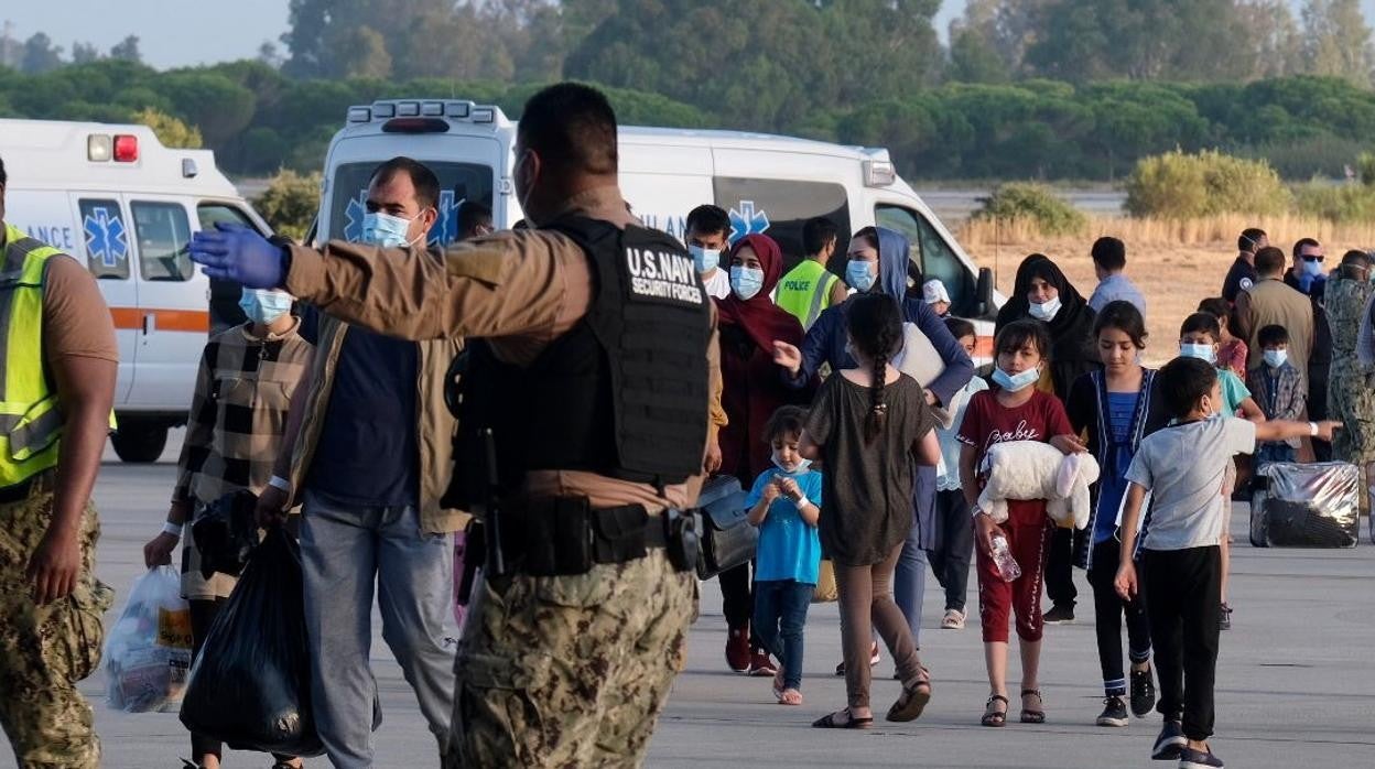 Decenas de refugiados, a su llegada a Rota en el último avión procedente de Afganistán.