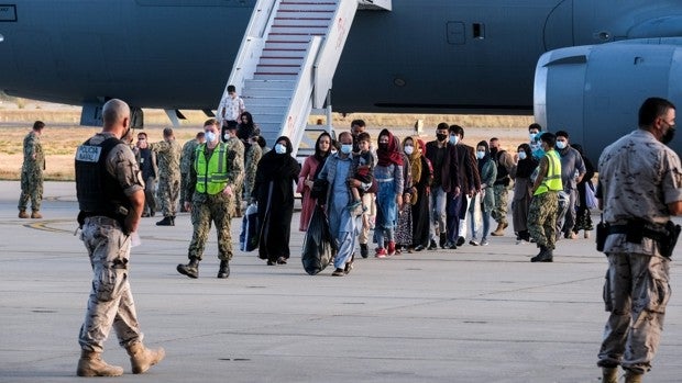 Aterrizan 372 refugiados afganos en Rota y 128 ponen rumbo hacia Estados Unidos