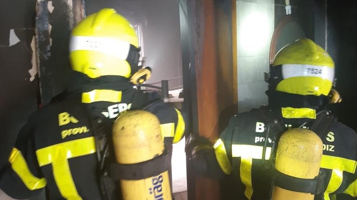 Los bomberos durante su intervención en el incendio.