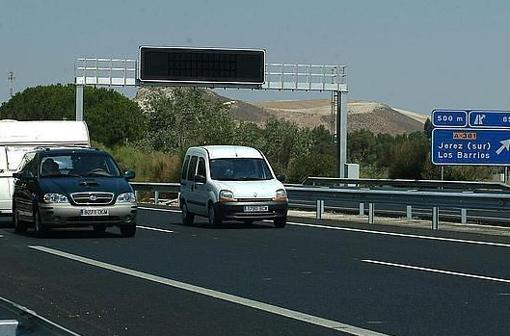 Las carreteras de Cádiz soportan el desplazamiento de 100.000 vehículos más que el verano pasado