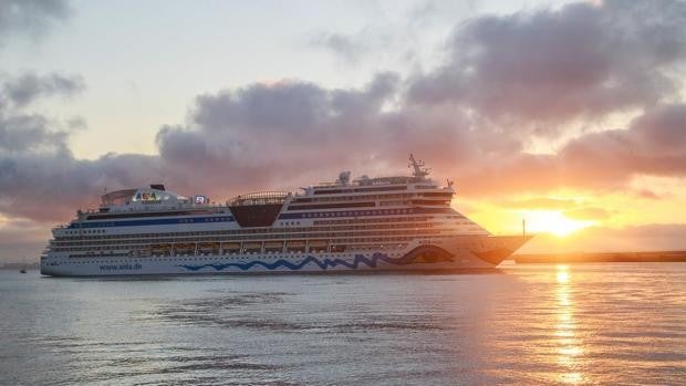 El primer crucero de septiembre y sus mil pasajeros iluminan el puerto de Cádiz