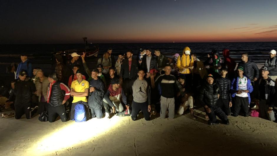 Vídeo: Llega una nueva patera a la playa de Cortadura, en Cádiz capital