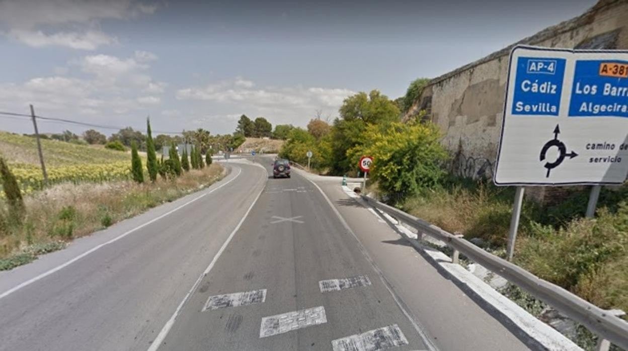 Cuatro jóvenes heridos tras salirse su coche de la vía en una rotonda cerca del monasterio de la Cartuja en Jerez