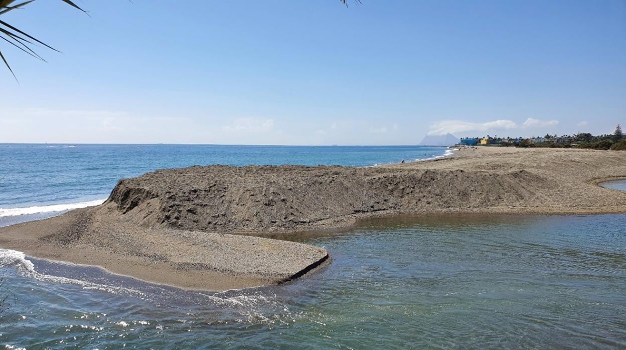 Alertan del inminente cierre de la bocana del río Guadiaro por tercera vez en una semana