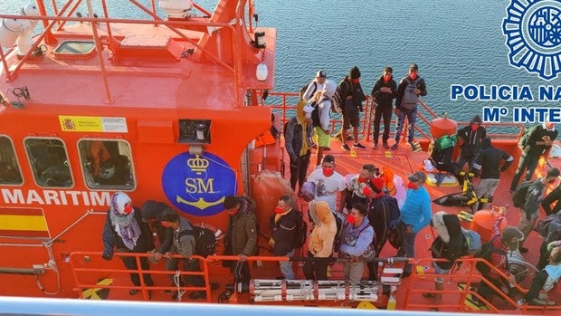 Rescatadas 32 personas de una patera en aguas de Cádiz y otras dos que navegaban en una rueda de camión