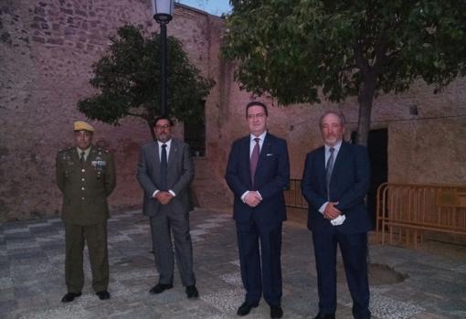 El alcalde de Utrera y el presidente de la Orden con los dos homenajeados