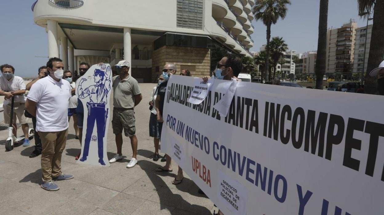 El alcalde de Cádiz, frente a los sindicatos de la POlicía Local en el módulo central de la playa Victoria.