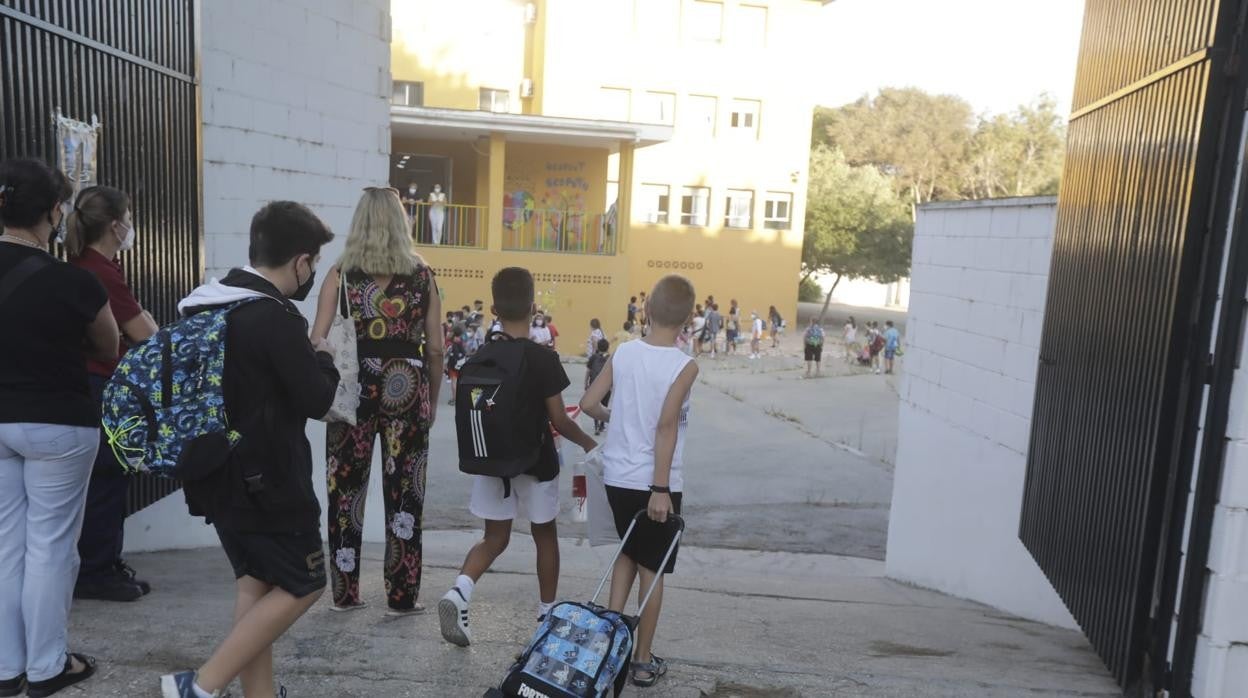 Entrada de alumnos en un colegio de Puerto Real