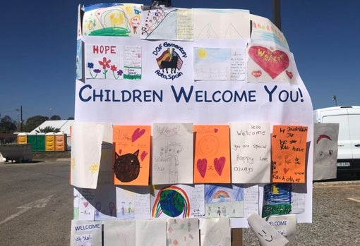 Cartel de bienvenida elaborada por niños estadounidenses