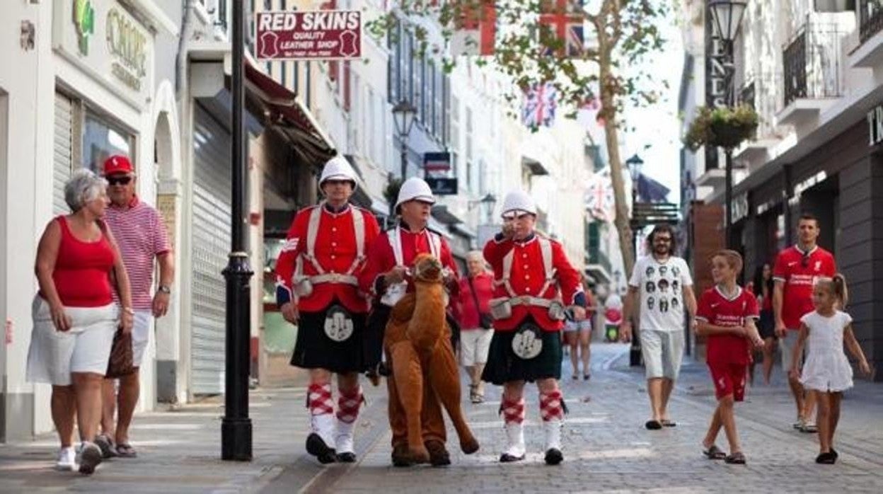 Gibraltareños celebran en la calle su día grande.