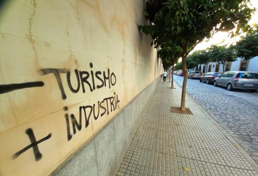 Pintada contra la turistificación en el centro de la ciudad.