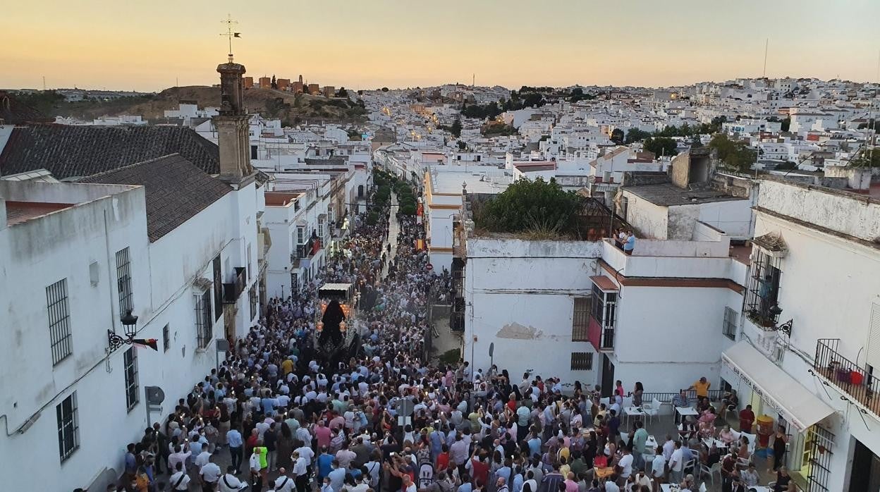 El paso de palio de La Soledad, en Arcos