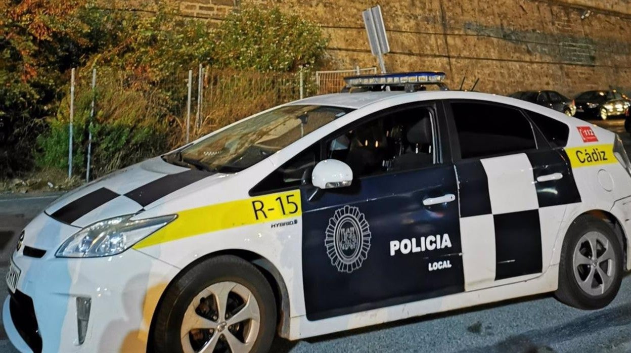 La Policía libera a una mujer en Cádiz que estaba   retenida en la casa de su pareja