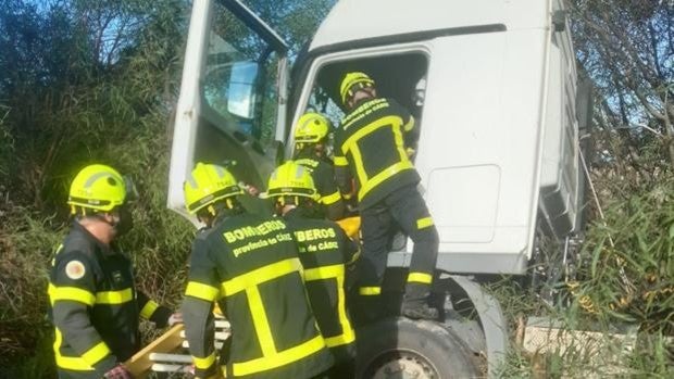 Vuelca un camión en la A-4 y su conductor queda atrapado en Jerez