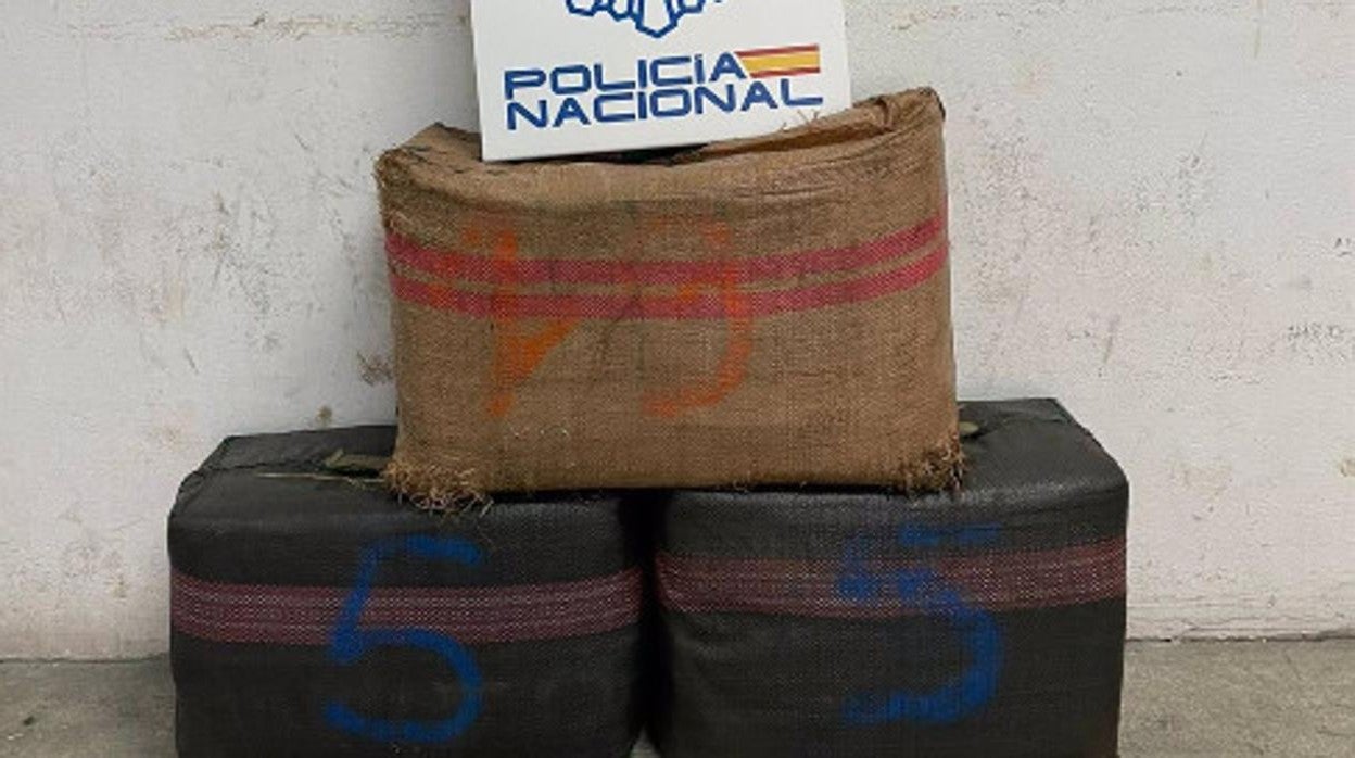 Detenidas en Algeciras tres personas con 100 kilos de hachís en un coche robado en Málaga