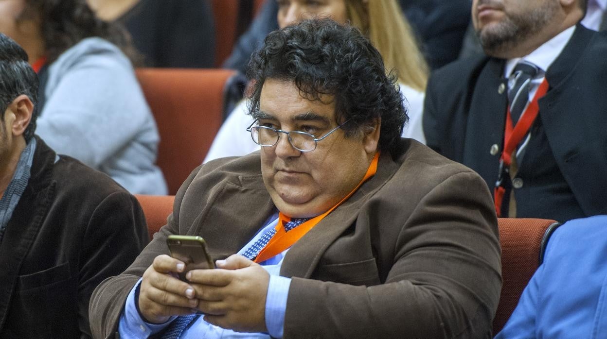 Rafael Moreno en el Parlamento de Andalucía cuando era director general de Empleo con Susana Díaz en la Junta