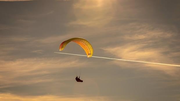 Una persona resulta herida tras sufrir una caída mientras practicaba parapente en Vejer