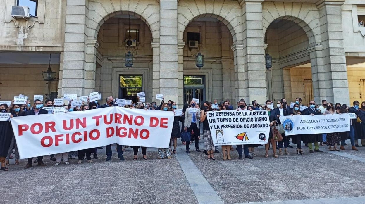 Protesta de los abogados de oficio en la Audiencia de Sevilla.