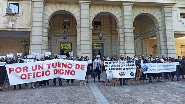 Abogados del turno de oficio de Cádiz protestan en demanda de un salario «digno»